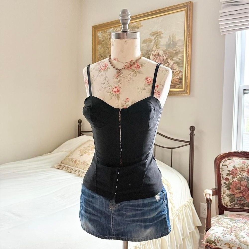 black‎ corset top